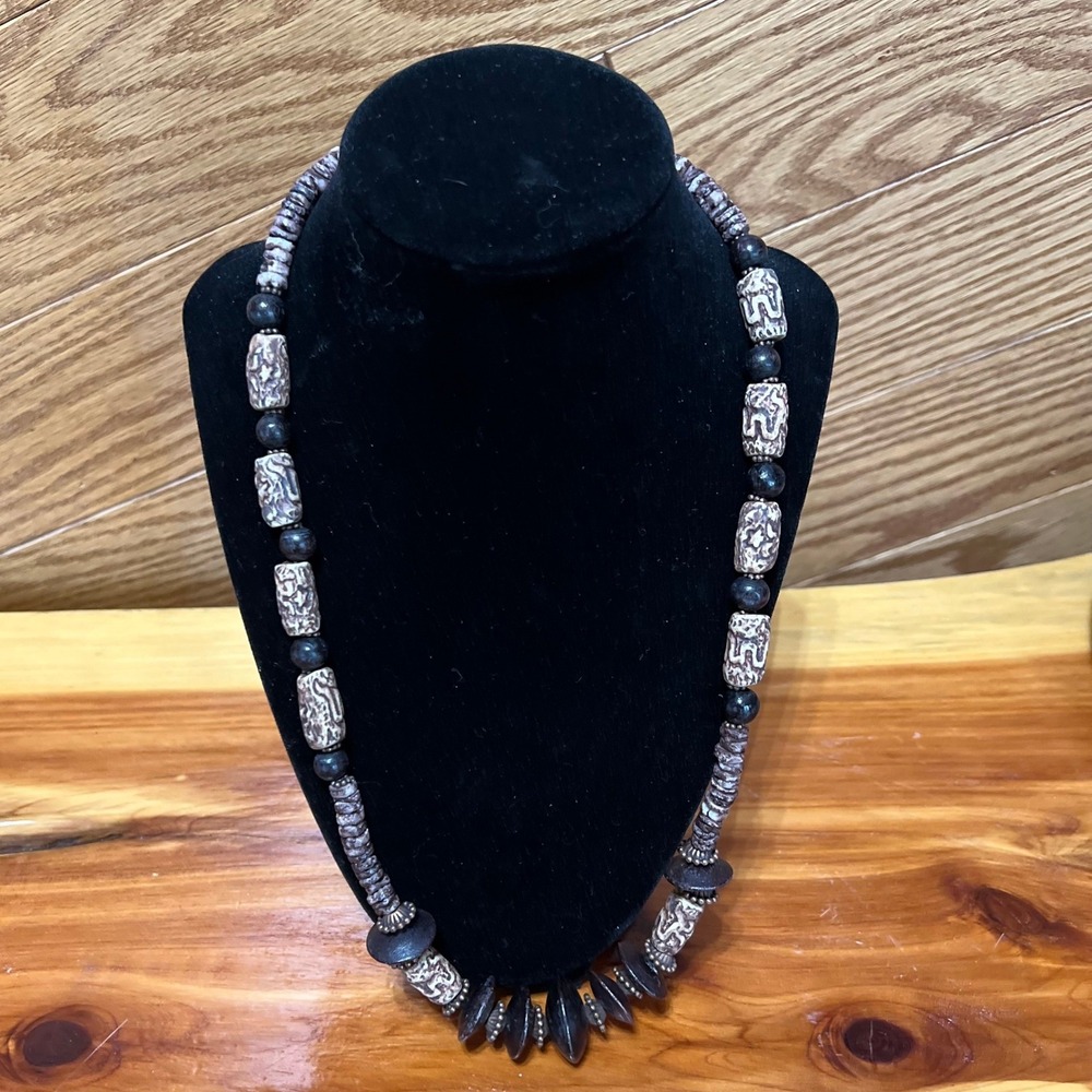 Vtg Pono Puka Shell & Carved Beads Tribal Necklace Beach Aloha‎ Silver Tone